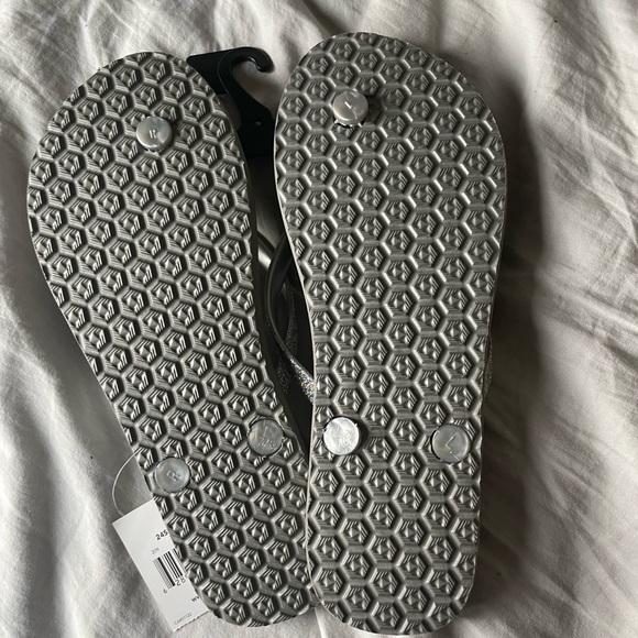 never worn flip flops from walmart - Picture 4 of 4